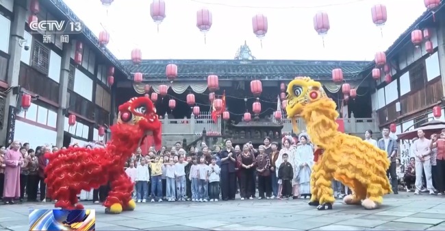 逛古镇赏非遗品小吃 中外友人沉浸式感受中秋氛围