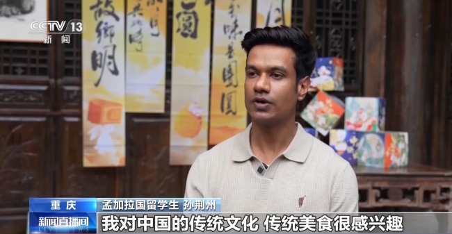 逛古镇赏非遗品小吃 中外友人沉浸式感受中秋氛围