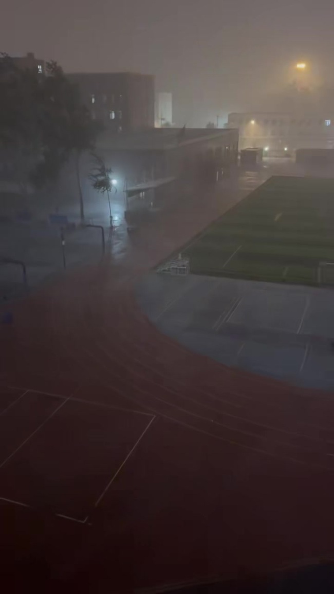 北京大雨下到模糊 雷电交加请注意防范