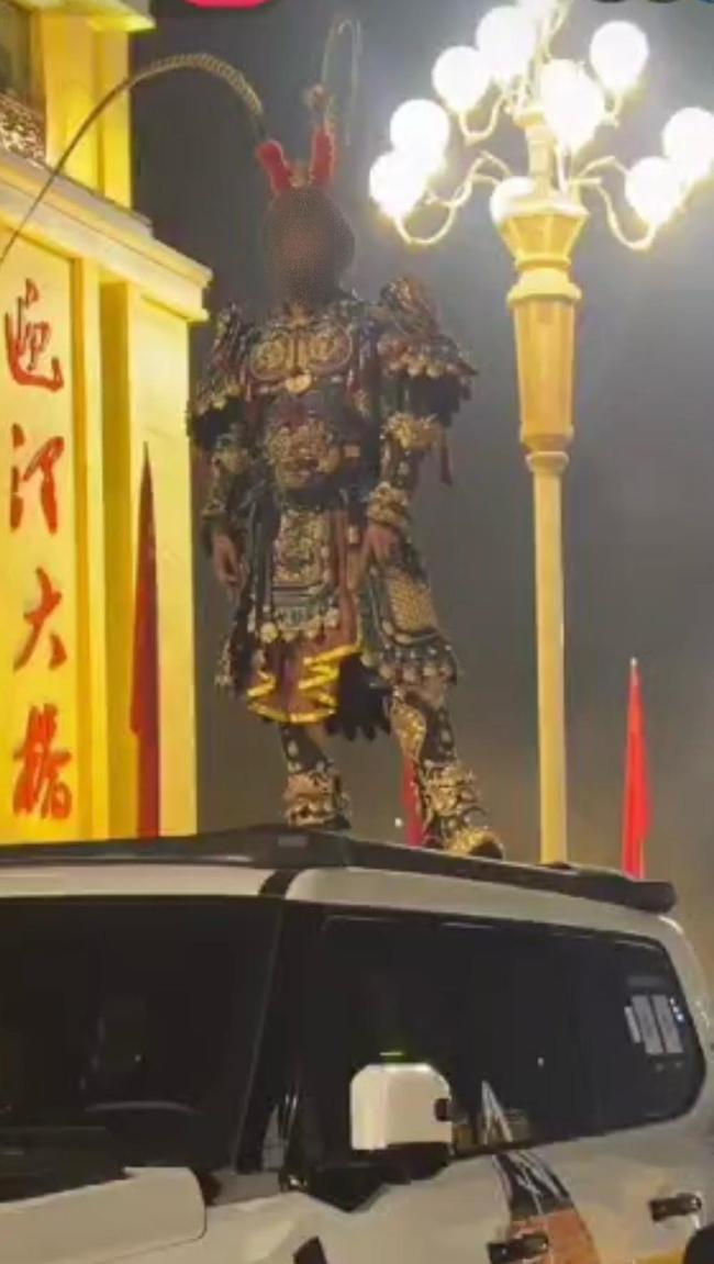 太原迎泽大桥成热门打卡点 节日氛围浓厚引关注