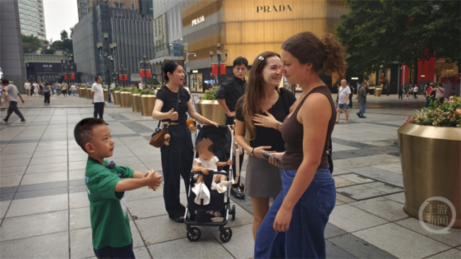 萌娃街头给外国人讲“嫦娥奔月” 自信小达人传播文化
