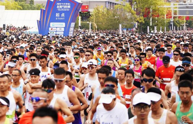 太原马拉松鸣枪开赛 4万名选手参赛 激情奔跑点燃城市