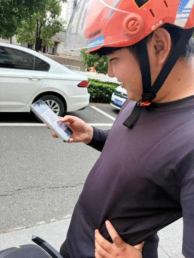 “00后”外卖骑手中秋在宁波拼命跑单 为妹妹攒画材