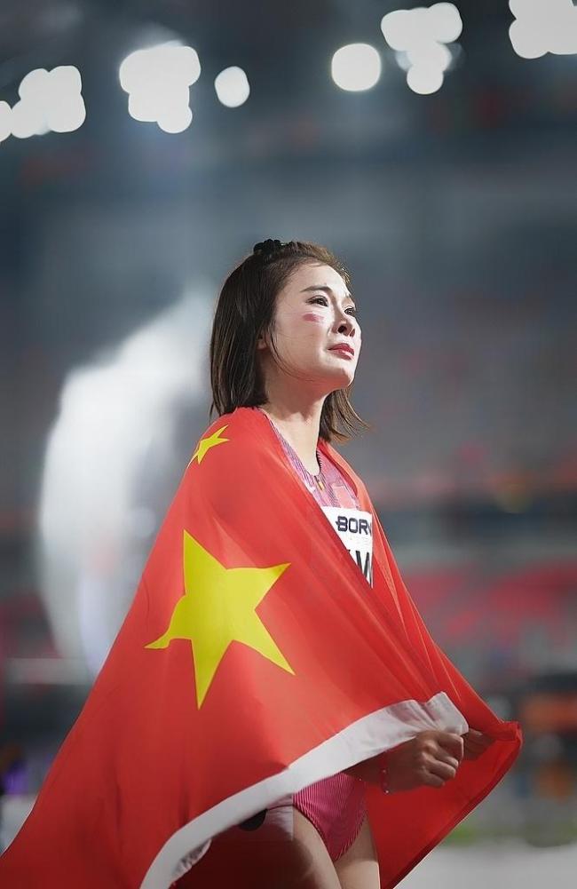吴艳妮哭了！拿下铜牌弥补三年前的遗憾，哽咽说站上领奖台就够了 战胜阴影再出发