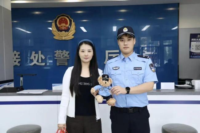 民警雨中执勤 女子暖心送伞 中秋最美的“团圆”