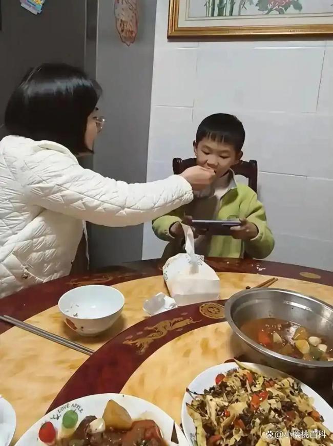 妈妈拿巨型碗劝2米01儿子好好吃饭