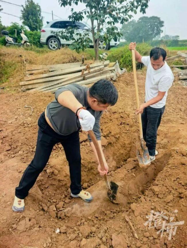 西安村民在菜地挖出800年前大石柱 金代经幢再现