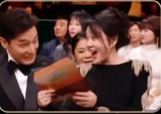 胡歌闫妮别闹了 授奖礼上的真秉性交情