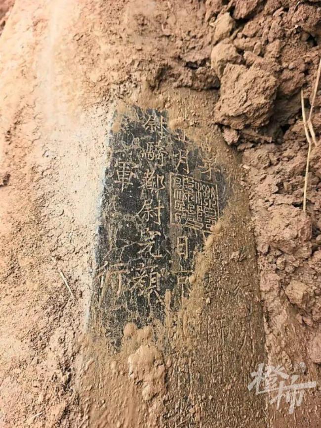西安村民在菜地挖出800年前大石柱 金代经幢再现