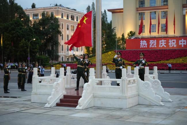 成都天府广场6.2万人观看升旗仪式 国旗之下，家国同心
