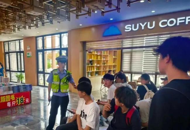 车辆故障被困高速 民警暖心帮助 51名大学生平安脱困