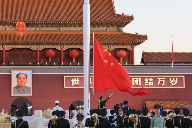 一抹中国红 见证跨越时代的奔赴 薪火相传共奋进