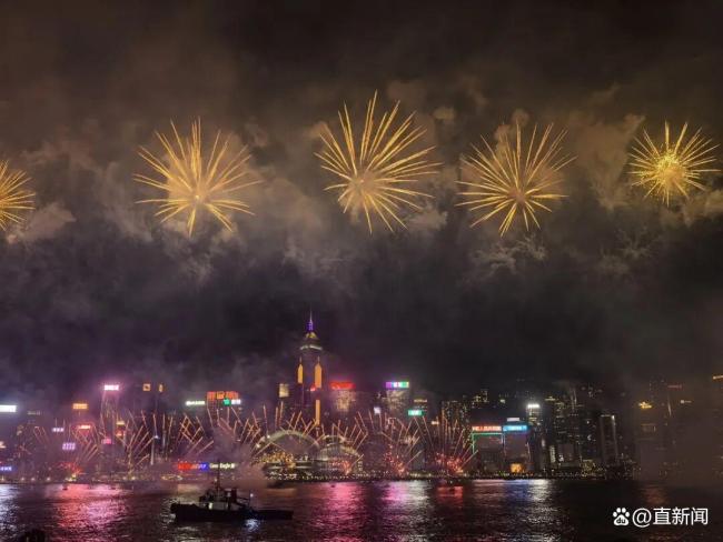 李家超晒和太太看维港国庆烟花合影 璀璨夜空庆华年