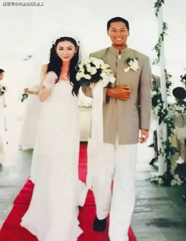 温碧霞结婚26周年晒照 岁月静好的陪伴