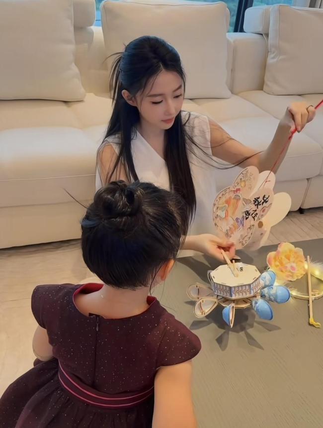 潘玮柏老婆疑似怀孕 超市购物显孕态