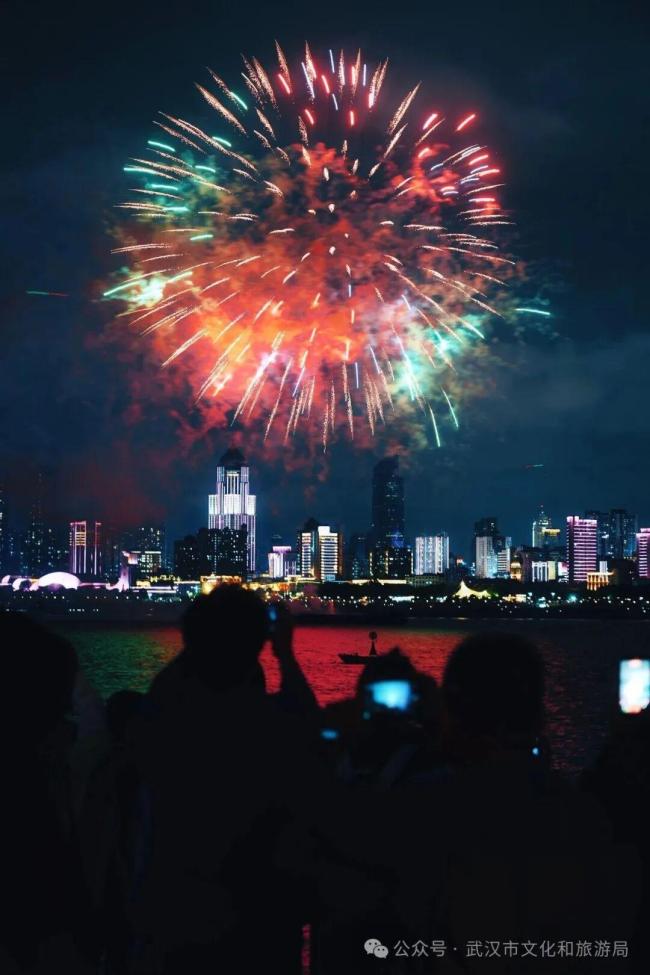 武汉“相约长江看烟花”刷屏海外 江城夜空绽放璀璨