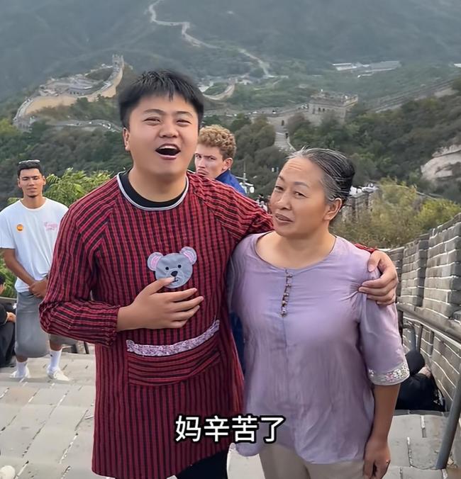网红李要得打车带母亲从重庆去北京 千里旅程见证爱国情