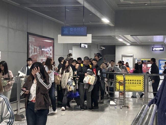 武汉烟花秀散场时段地铁线网开闸放行 乘客快速免费通行