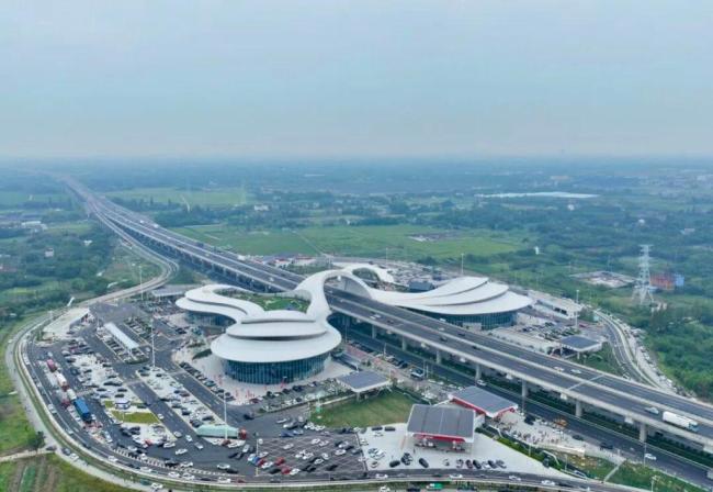 这座高速服务区一天吸引近8万人