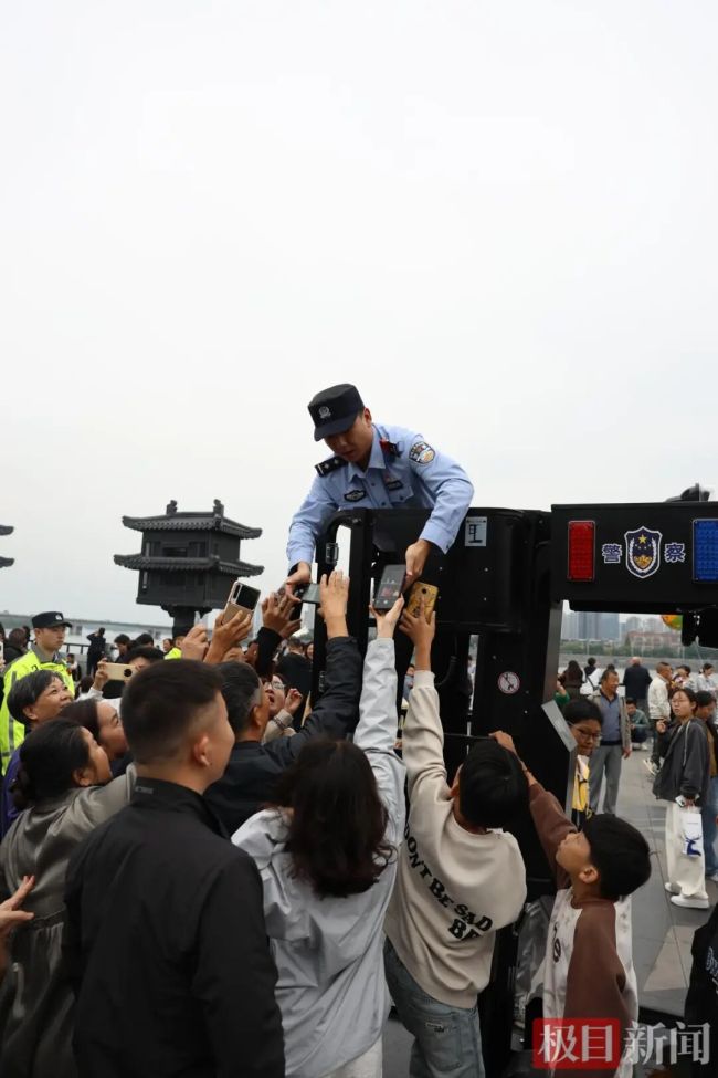 民警成临时摄影师:拍不完根本拍不完