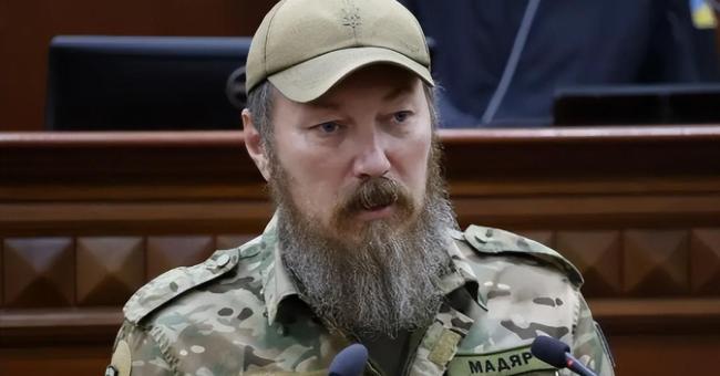 俄军士兵驾车时遭无人机袭击将其打爆 无人机战争升级