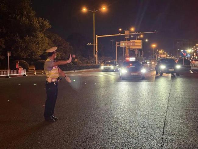 交警上高速指挥守护假期出行顺畅 全力以疏堵保畅