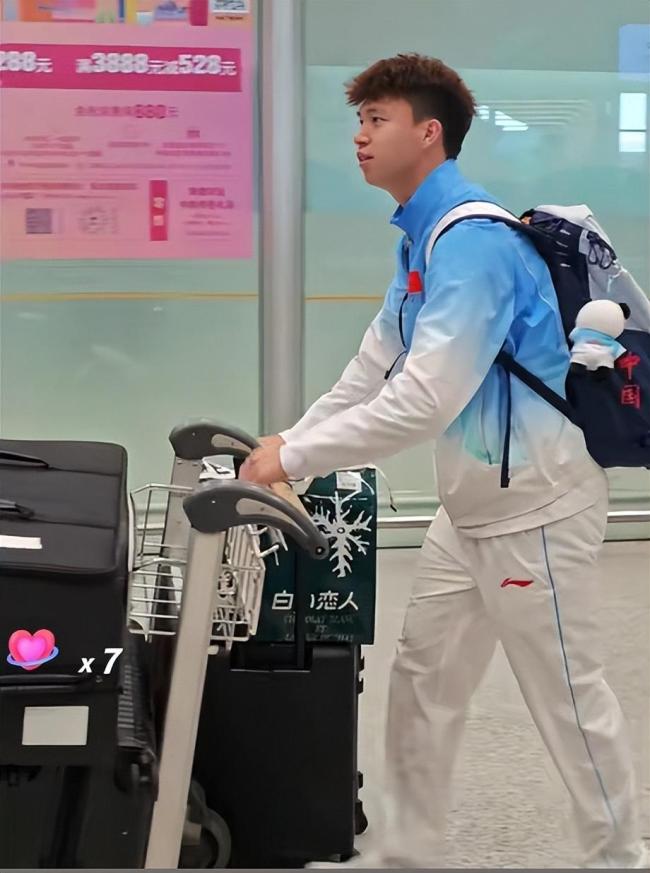 U23亚运男足携铜牌抵京 球迷热烈迎接