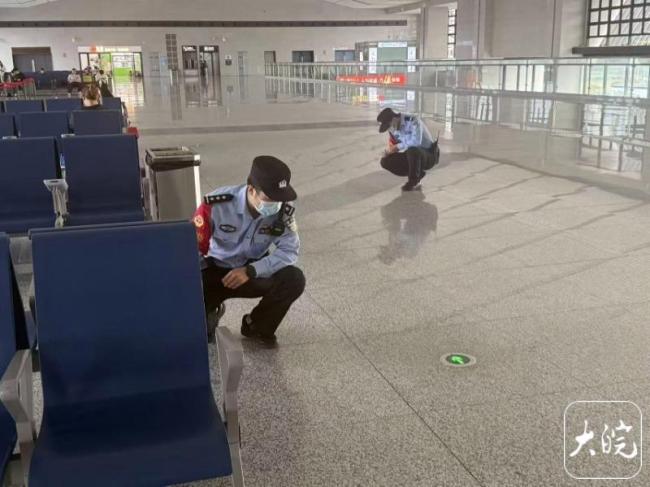 女孩候车室摔跤丢失金手链 民警找回