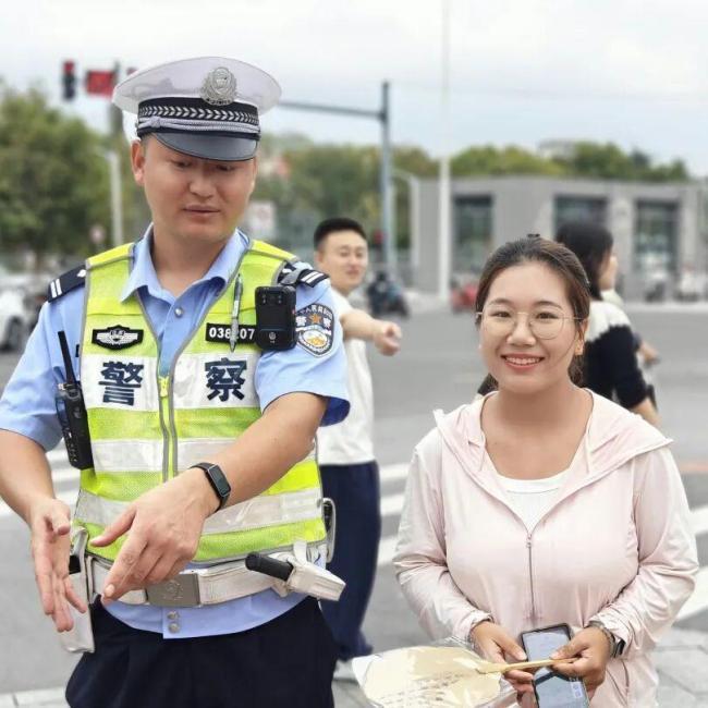 交警上高速指挥守护假期出行顺畅
