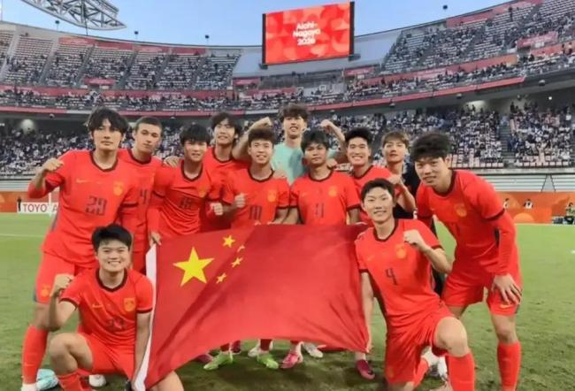 U23国足回国 大批球迷欢呼接机 亚运铜牌荣耀归来