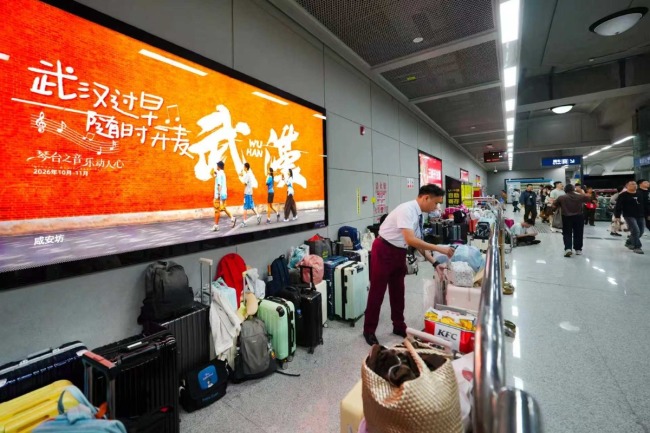 武汉地铁站“行李箱墙”范围又扩大 文明风景线再升级