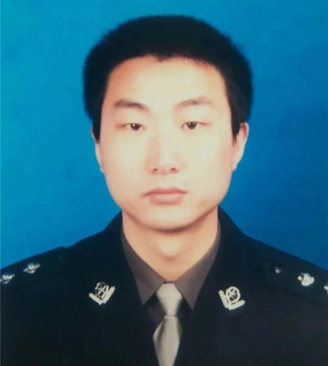 女儿穿上警服重启牺牲父亲警号 赓续忠魂再赴征程