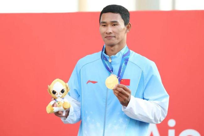 毕焜担任中国代表团旗手亮相闭幕式