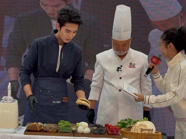 西安肉夹馍师傅已忙到3秒夹一个 老手艺登上活动舞台