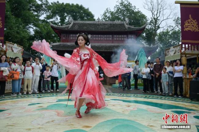 国庆假期乐山大佛景区游人如织 领略千年雄姿