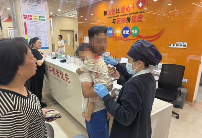 4岁女童咬断舌头 铁骑6分钟紧急送医