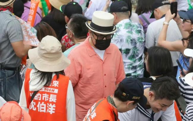 蔡康永为台独分子站台，现场画面曝光，手持应援物坐在前排，事件发酵后清空社媒账号，品牌方火速下架合作内容