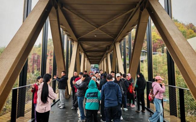 超3万人涌入吉林山沟沟博物馆看黄金 黄金周打卡热潮