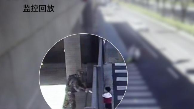 小朋友绘手抄报送武警战士