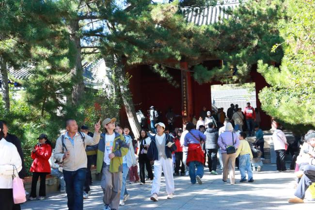 国庆假期五台山秋意正浓游人如织 节日氛围浓厚