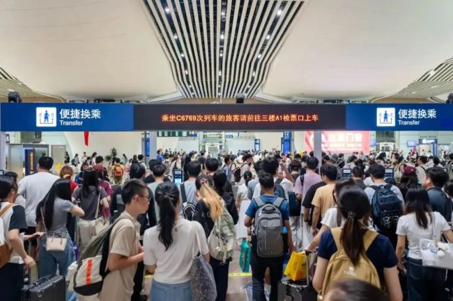 广州南站不语 只是一味发车 40秒一列创纪录