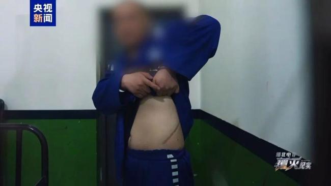 缅北电诈头目钱多到发霉 经常在房顶和院子里晒钱 被偷一千万都不知道 纪录片揭露犯罪真相