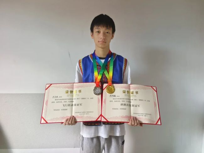 18岁男孩水漂打出86跳全国夺冠