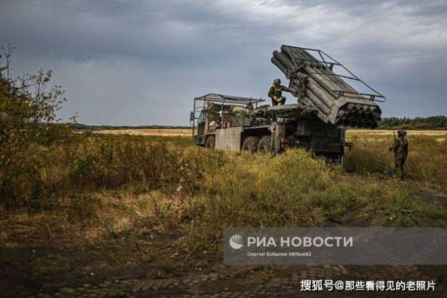俄火箭炮遭乌FPV无人机袭击 战场生存挑战加剧