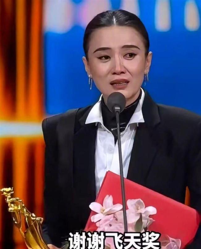 宋佳回应获三大奖争议 同角色三奖引热议
