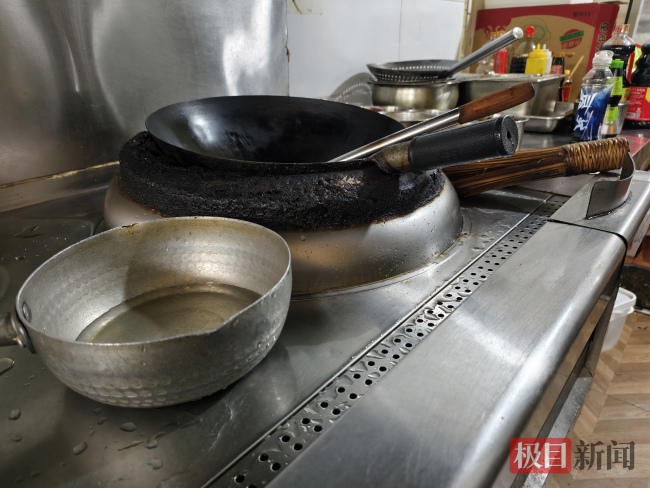 烧烤店厨师漱口水吐锅边被直播抓拍 违规行为引争议