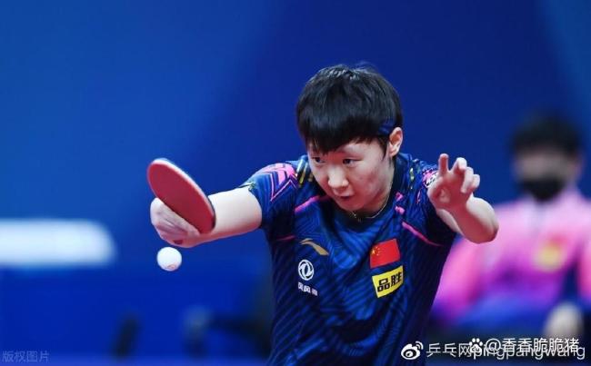 王曼昱夺冠后比出两个1 手势引发热议