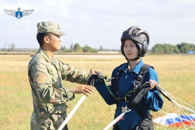 空军女飞行学员开展牵引升空跳伞训练 锤炼空中技能
