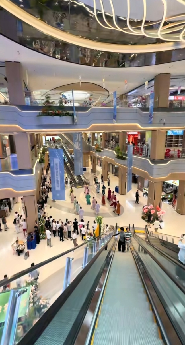 石家庄一服务区成打卡点：像大商场，现代化体验引赞叹