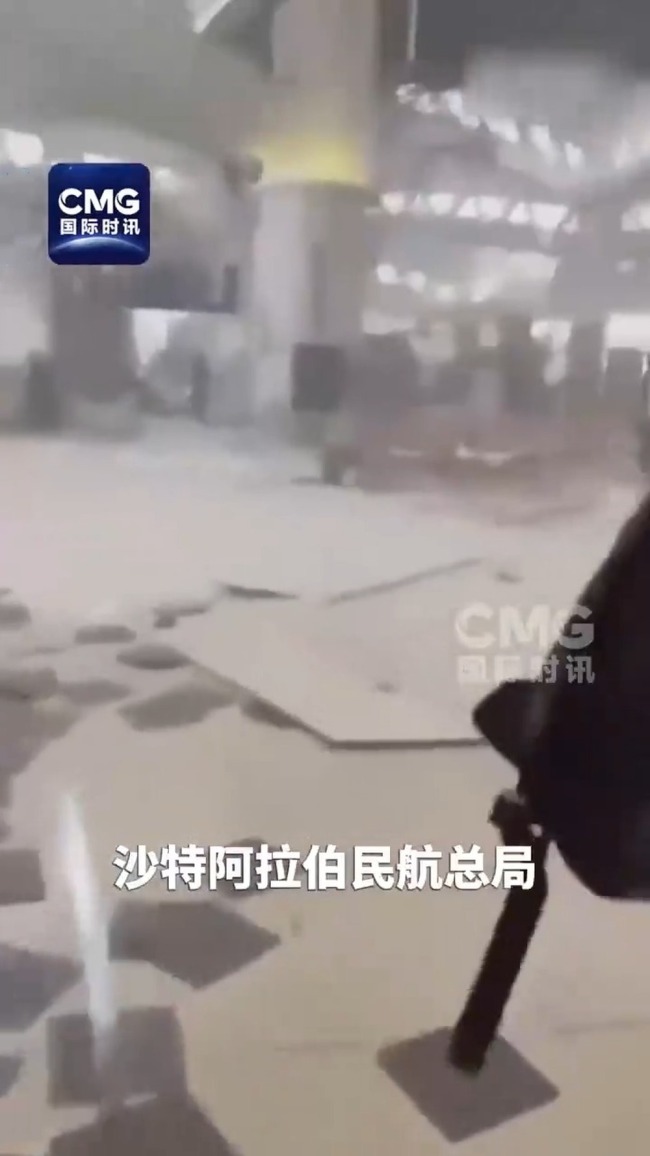 遭袭沙特机场航站楼烟雾弥漫碎片满地 伤亡惨重运营暂停